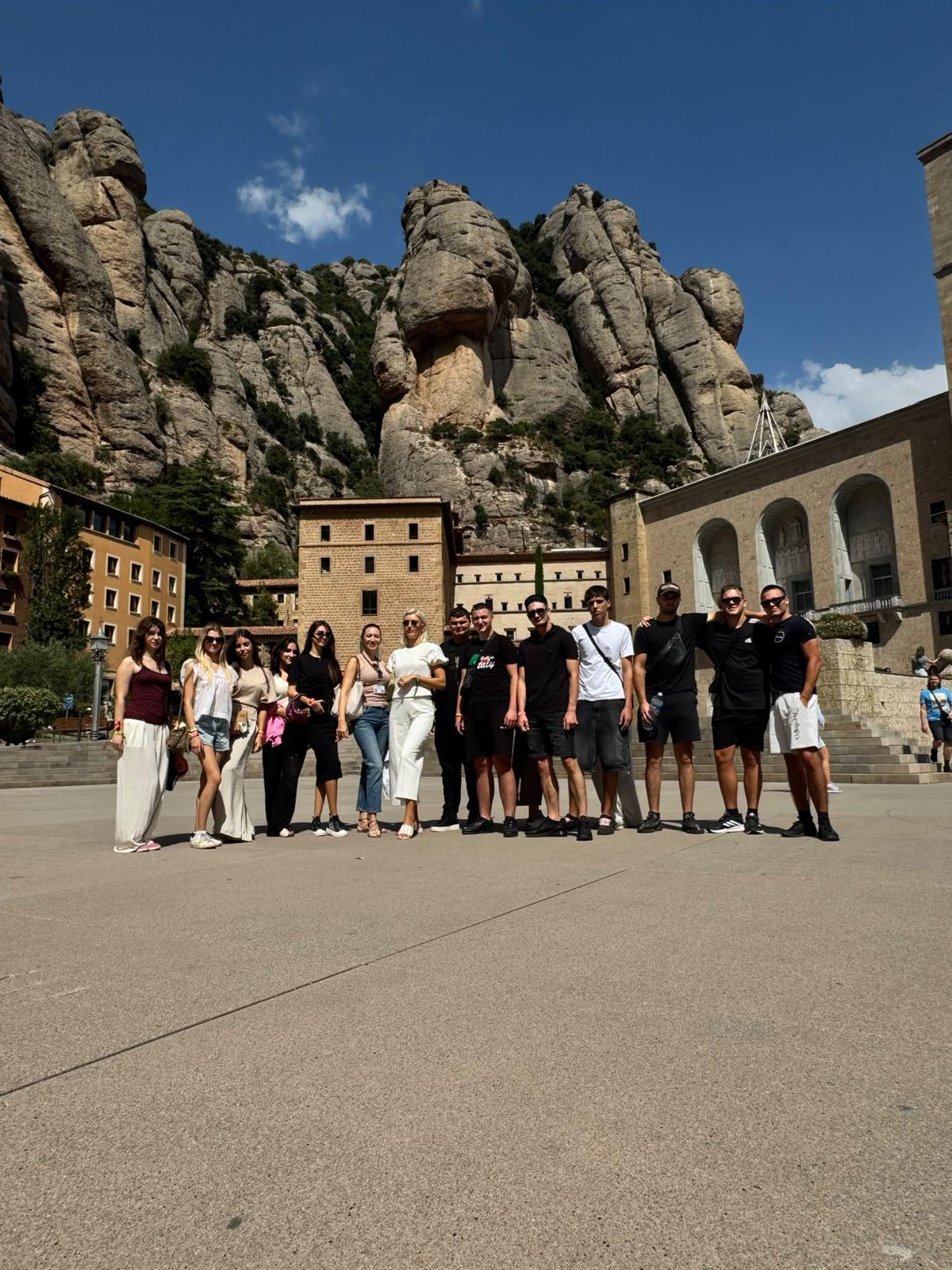 Grupa ispred samostana Montserrat