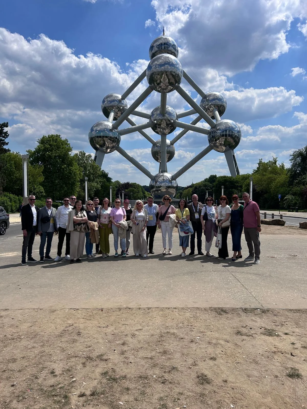 Grupa putnika ispred Atomiuma u Bruxellesu