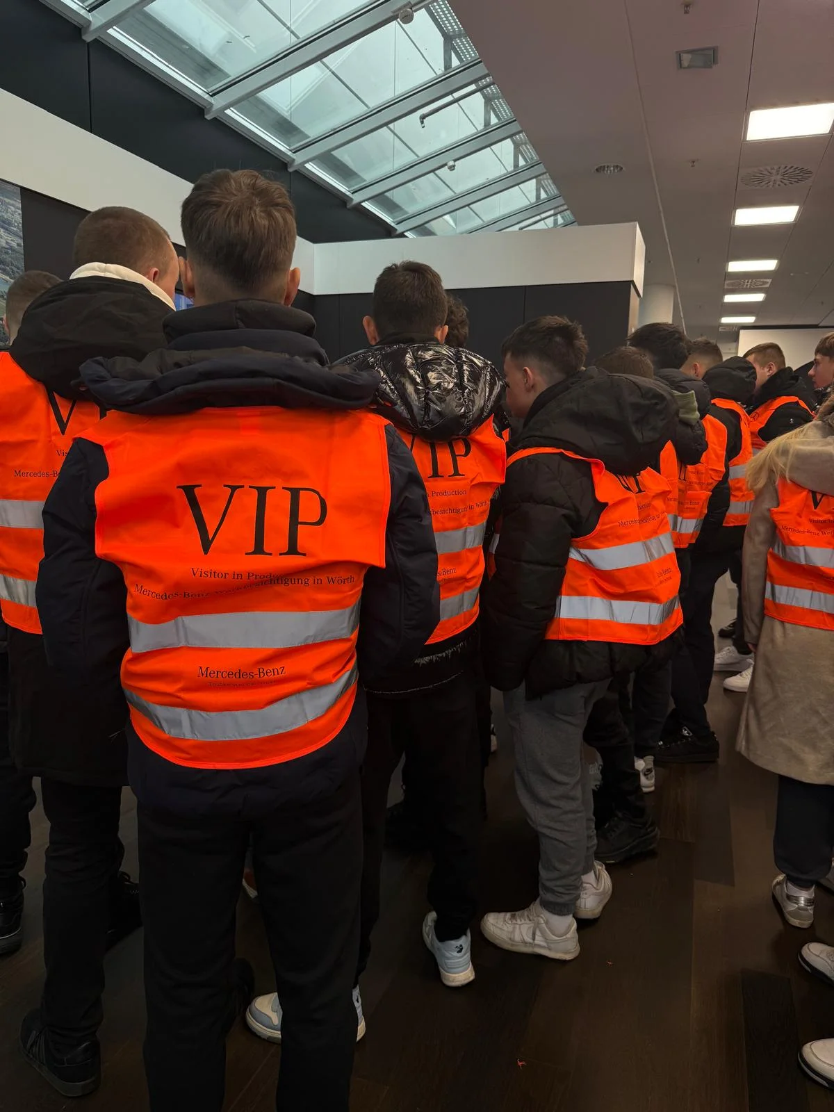 Skupina s narančastim VIP prslucima u tvornici Mercedes-Benz