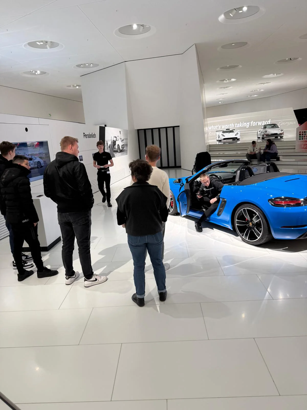 Posjetitelji kraj kabrioleta u muzeju Porschea