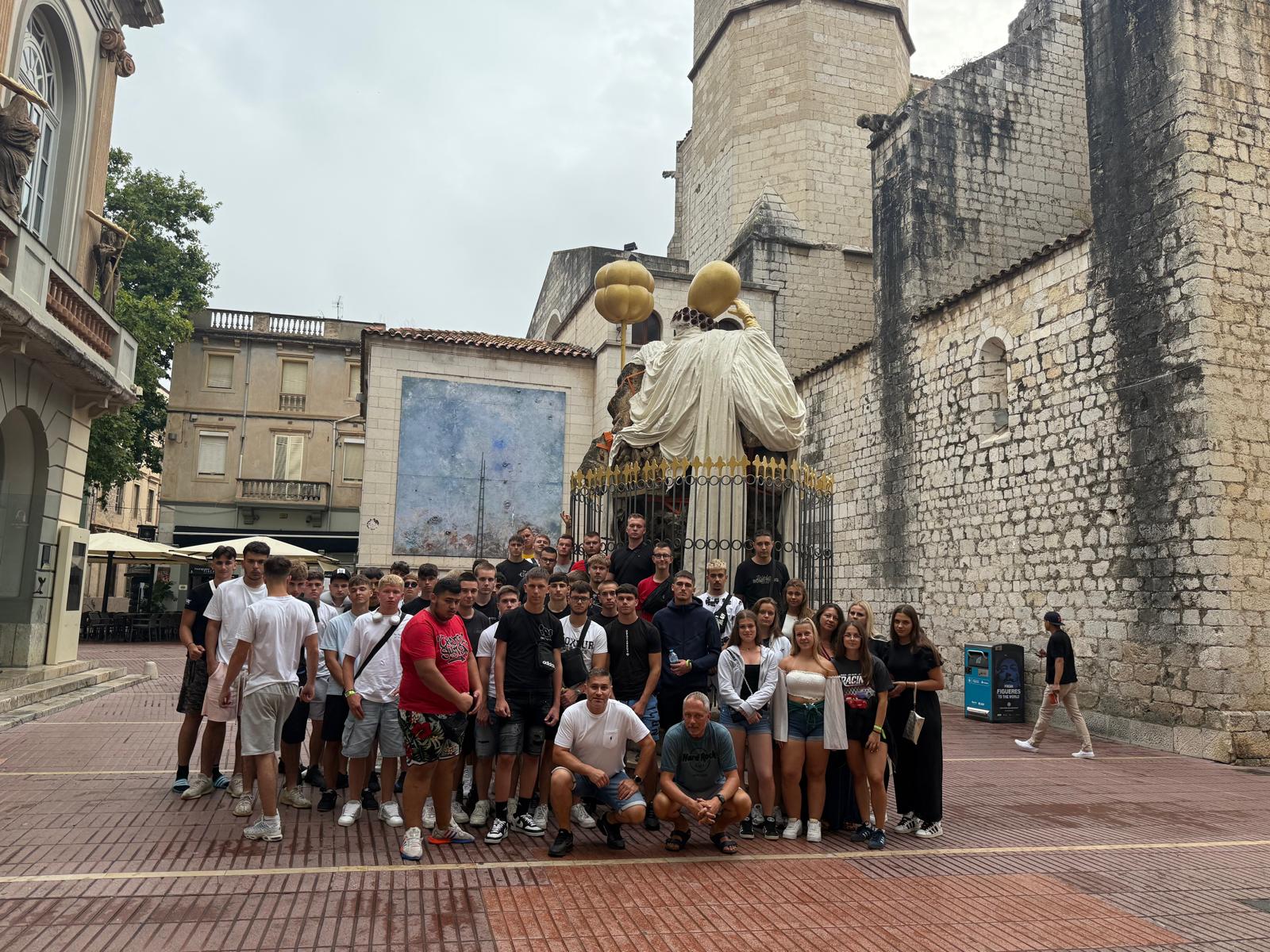 Grupa ispred muzeja Dalí u Figueresu