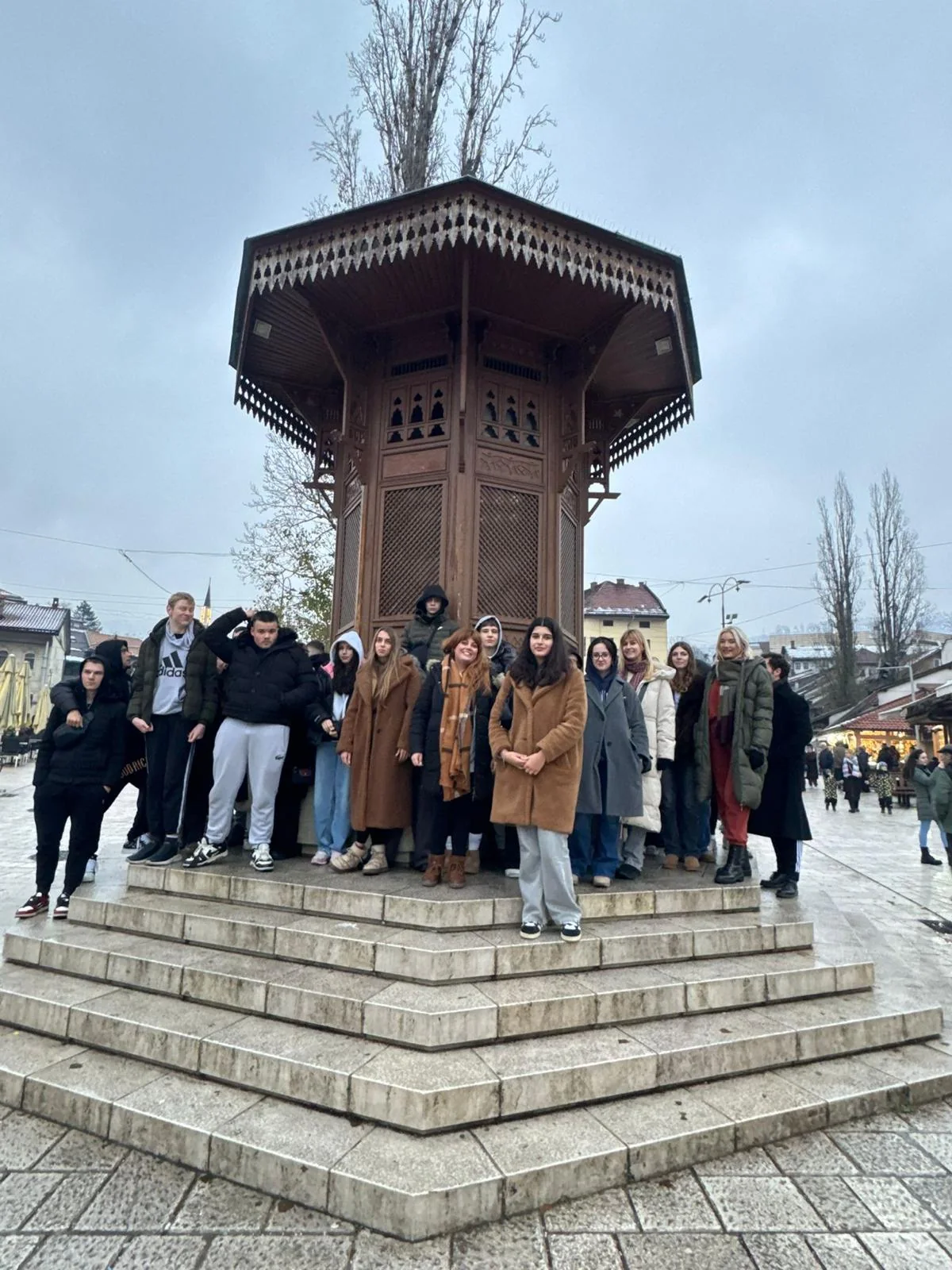 Grupa putnika kod Sebilja na Baščaršiji u Sarajevu
