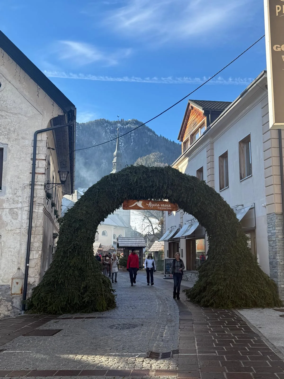 Ulica s borovim lukom u Kranjskoj Gori