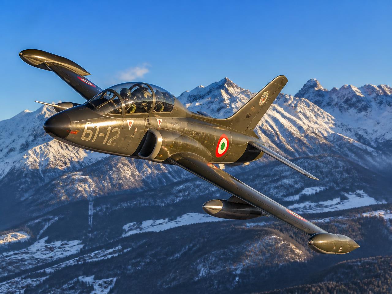 Let vojnim mlaznjakom Aermacchi S-211 iznad Alpa